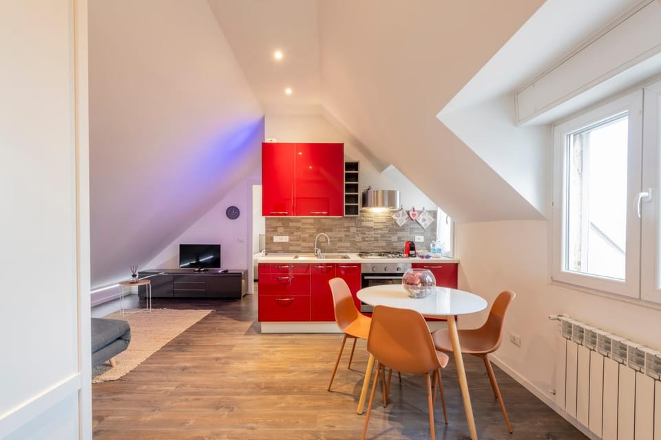 TV and multimedia, Kitchen or kitchenette, Living room, Seating area, Dining area, stove