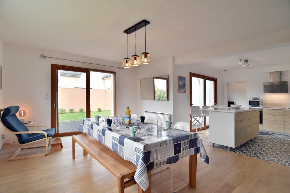 Kitchen or kitchenette, Living room, Dining area
