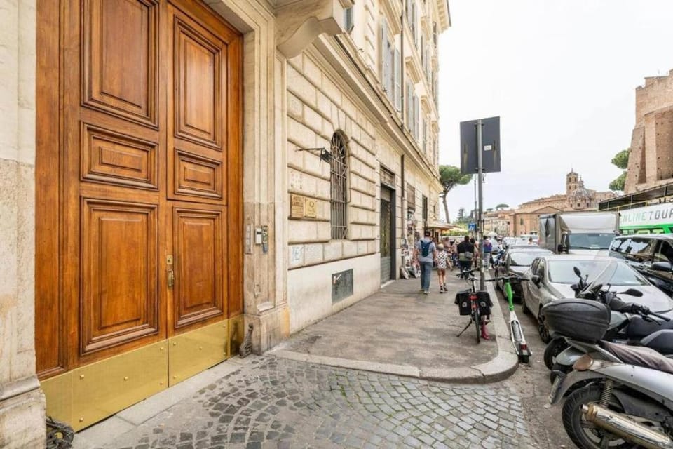 Fori Imperiali Luxe Mansion Bed and Breakfast in Rome