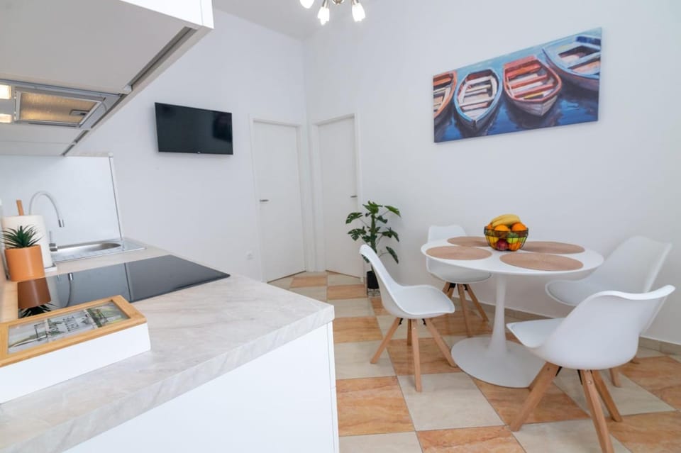 Kitchen or kitchenette, Seating area