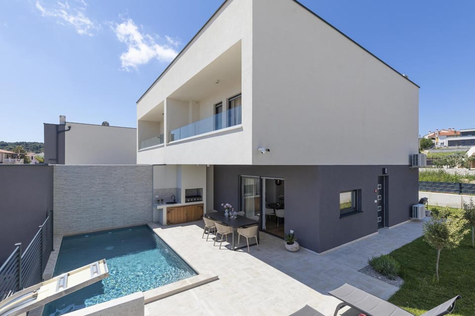 Property building, Swimming pool