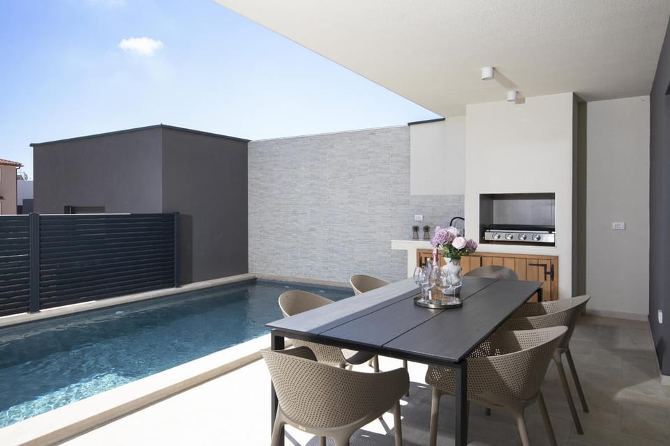 Dining area, Swimming pool