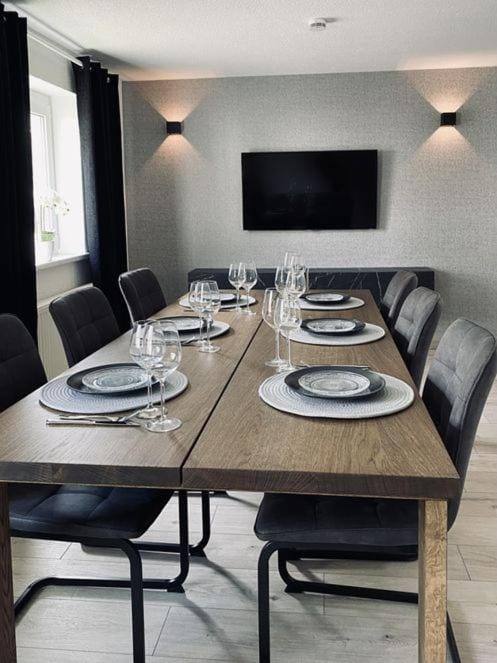 TV and multimedia, Dining area, Food, Lunch, Dinner