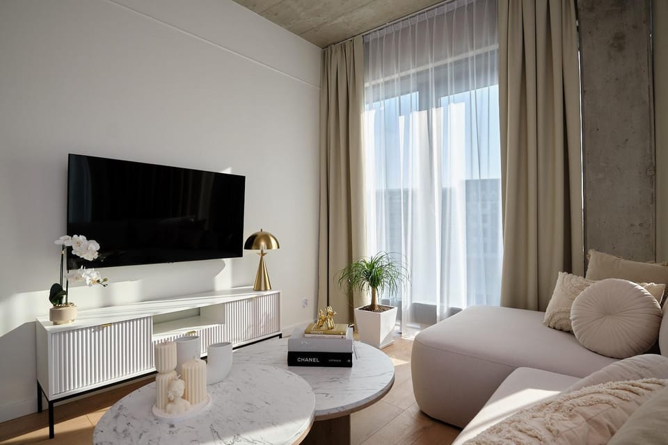 Day, TV and multimedia, Living room, Decorative detail, Seating area, Evening entertainment
