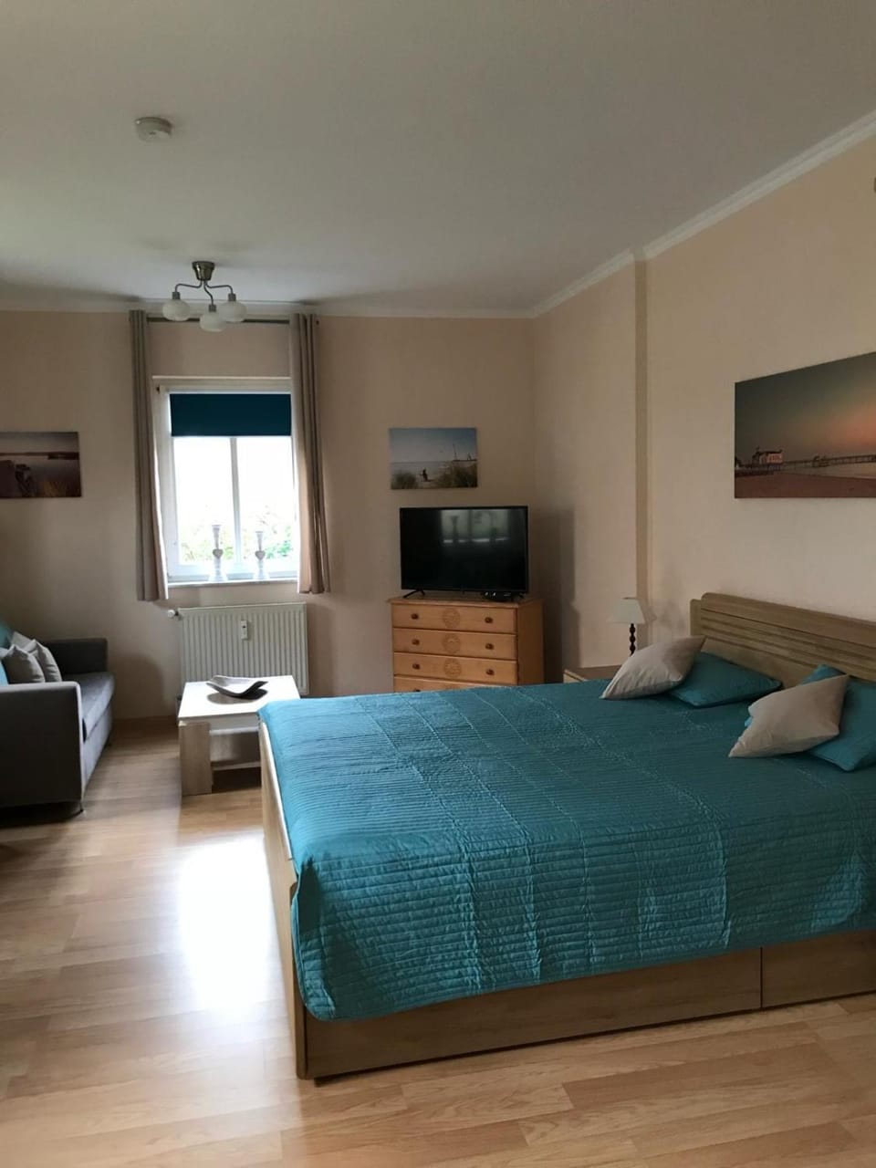 TV and multimedia, Living room, Photo of the whole room, Bedroom