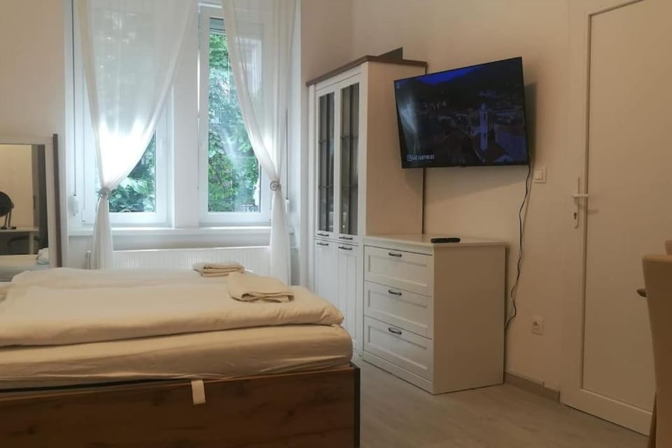 Bed, TV and multimedia, Photo of the whole room, Bedroom, wardrobe