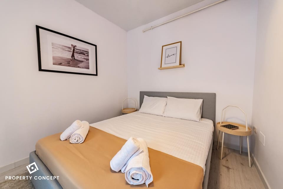 Bed, Photo of the whole room, Bedroom, towels