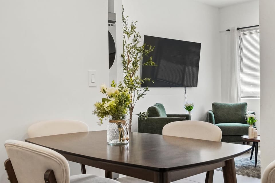 TV and multimedia, Living room, Seating area, Dining area