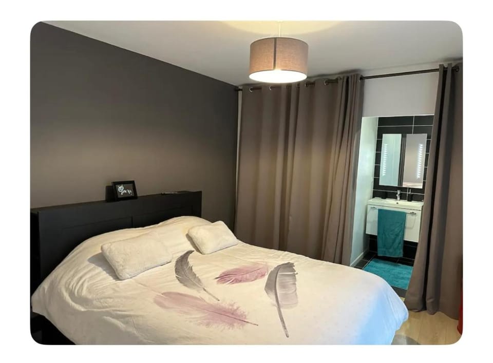 Bed, Photo of the whole room, Bedroom