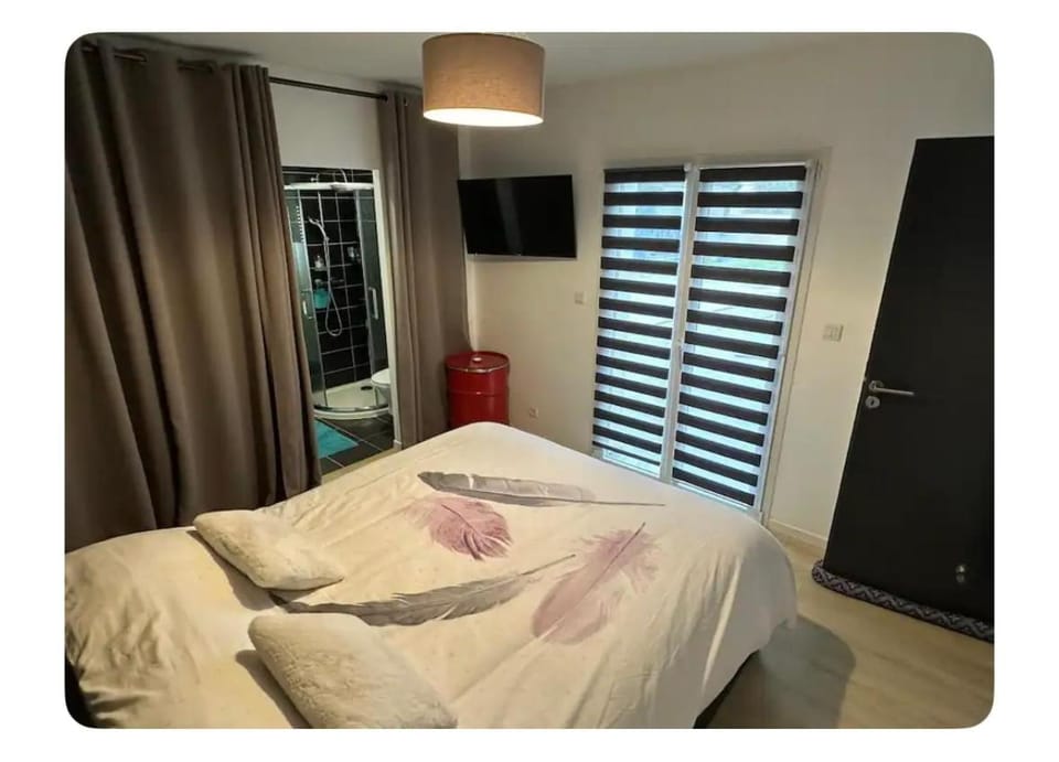 Bed, TV and multimedia, Photo of the whole room, Bedroom