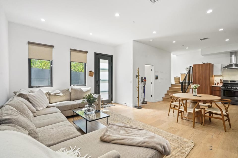 Kitchen or kitchenette, Living room, Seating area, Dining area