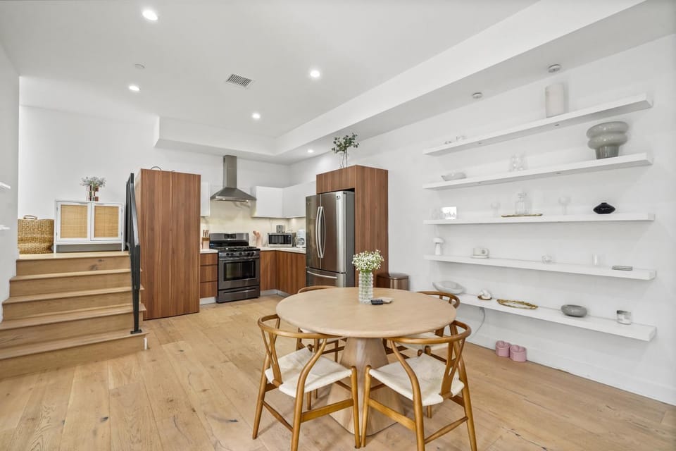 Kitchen or kitchenette, Seating area, Dining area