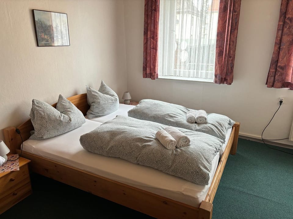 Bedroom, towels