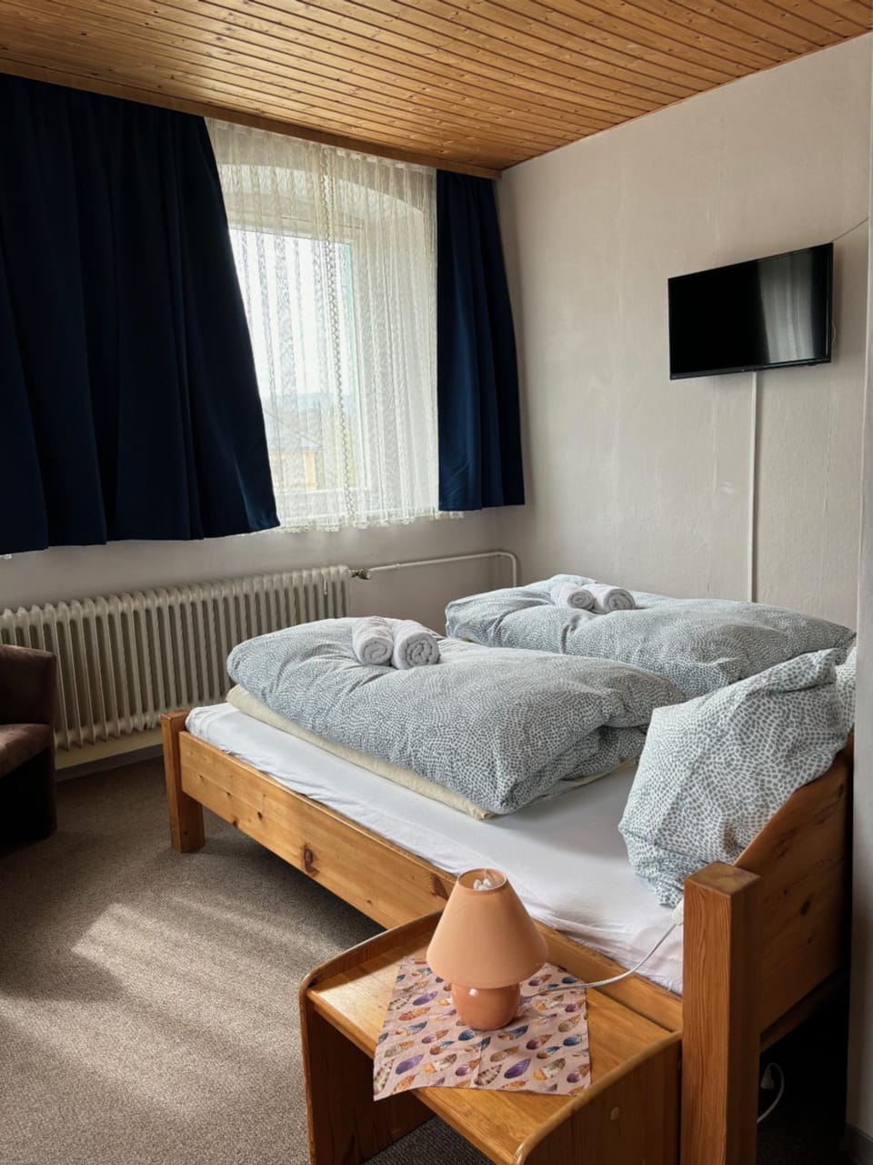 Bed, TV and multimedia, Photo of the whole room, Bedroom, towels