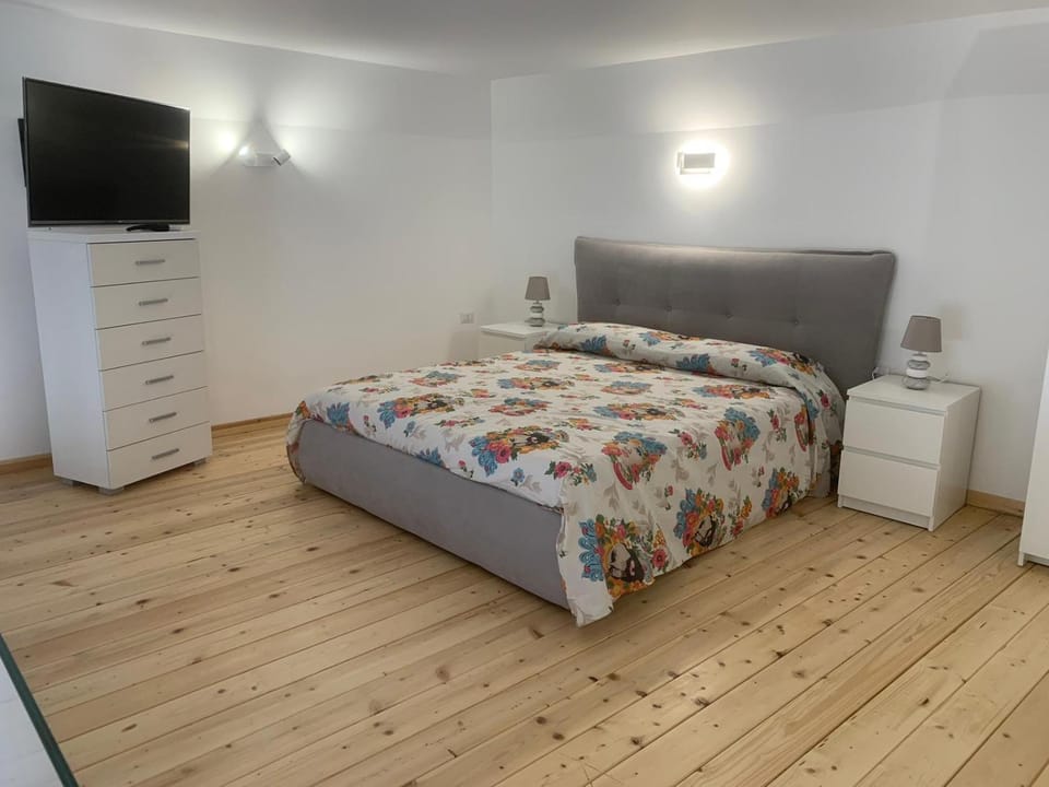 TV and multimedia, Photo of the whole room, Bedroom