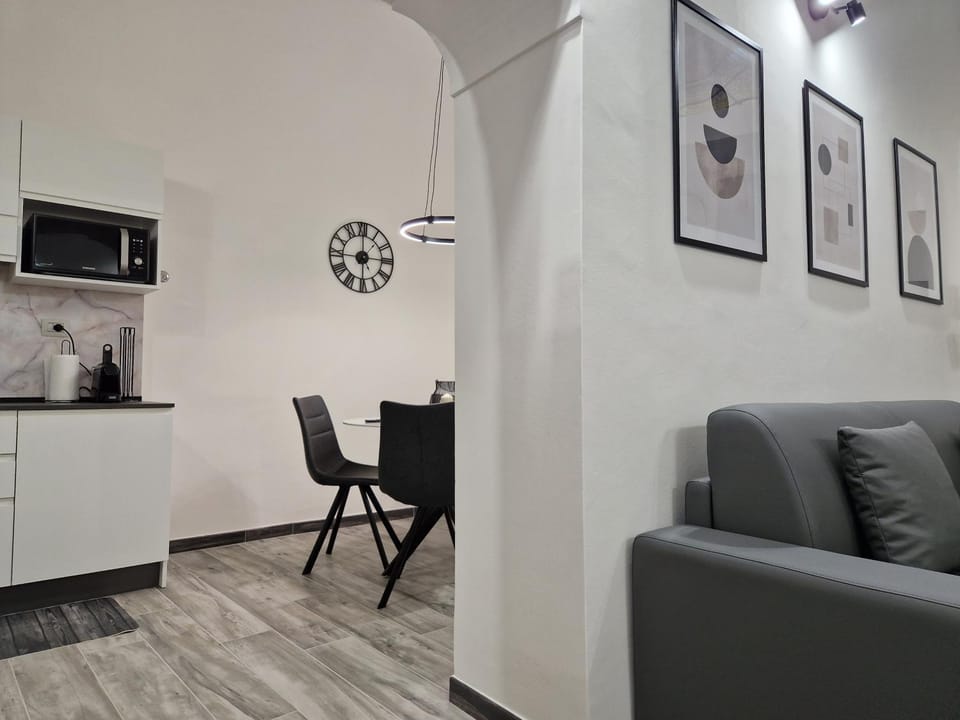 Dining area, minibar
