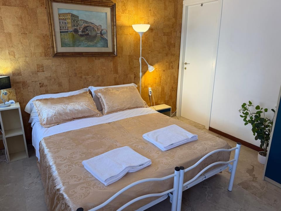 Photo of the whole room, towels