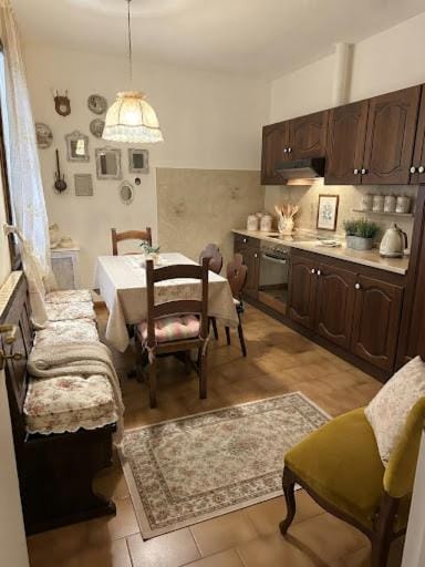Kitchen or kitchenette, Dining area, stove