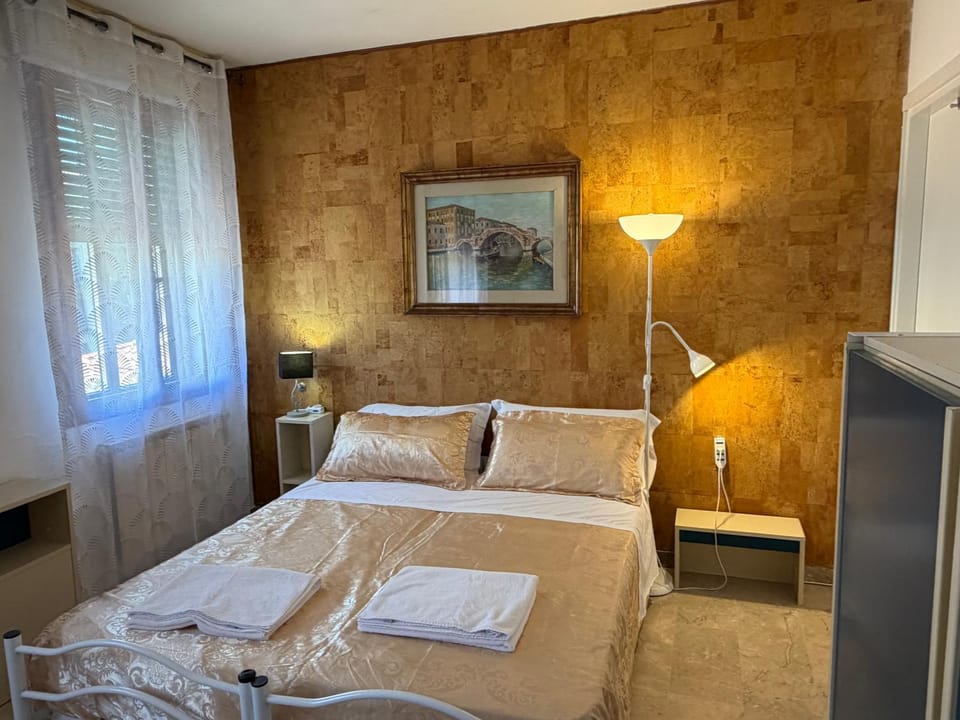 Photo of the whole room, towels, wardrobe