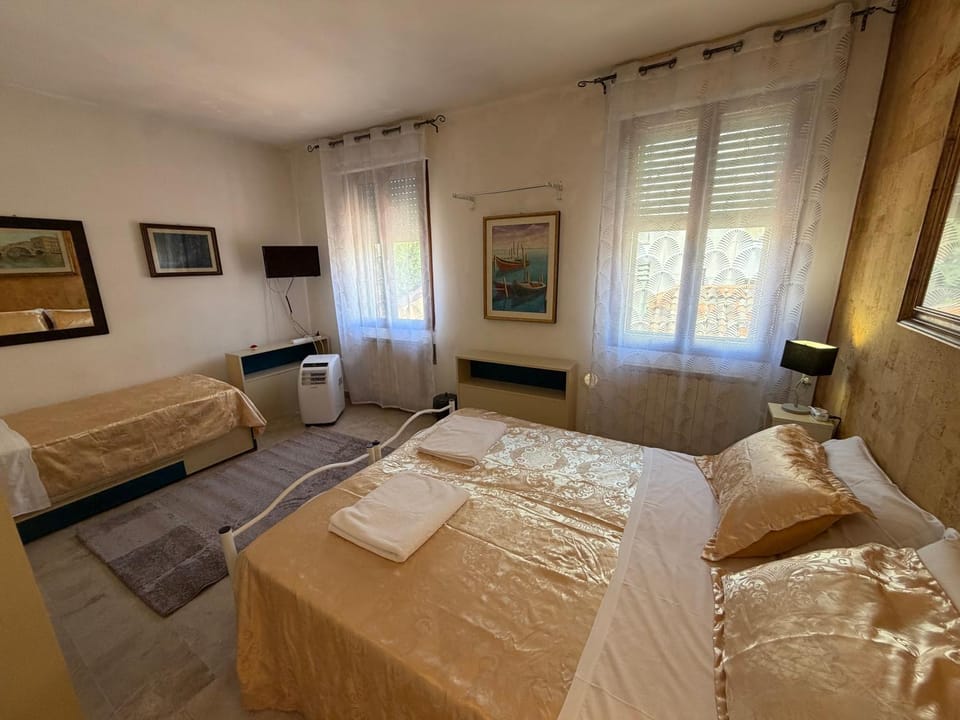 Bed, Photo of the whole room, Bedroom, towels