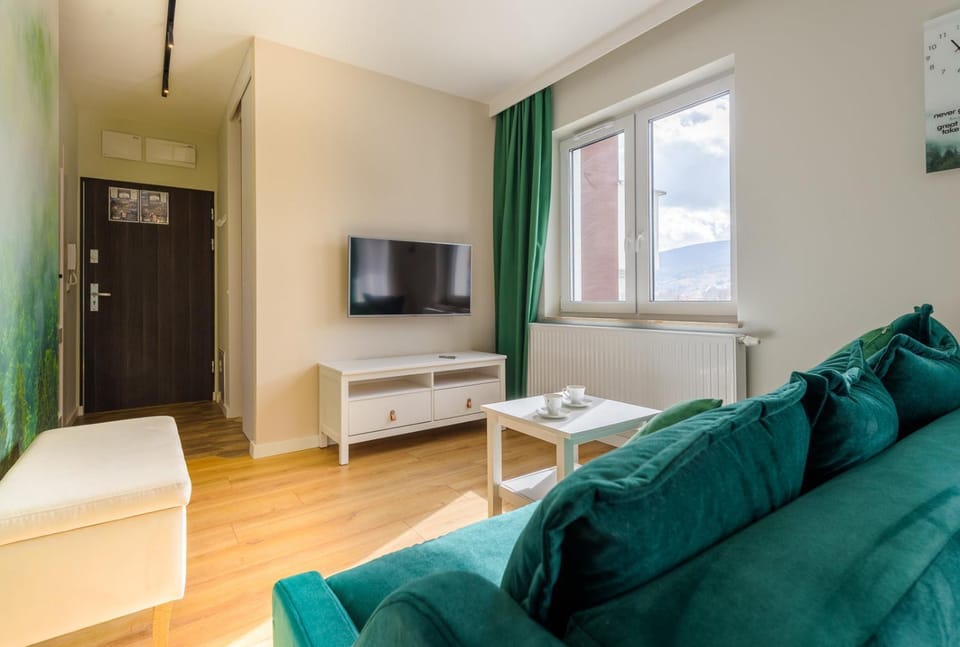Communal lounge/ TV room, TV and multimedia, Living room, Seating area, Evening entertainment