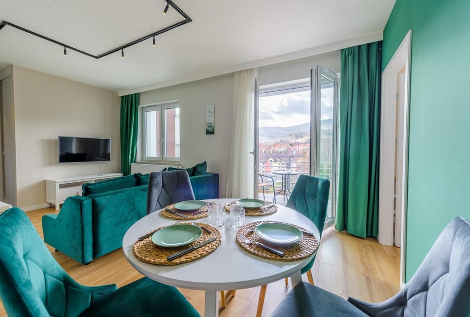 Communal lounge/ TV room, TV and multimedia, Living room, Seating area, Dining area, Evening entertainment