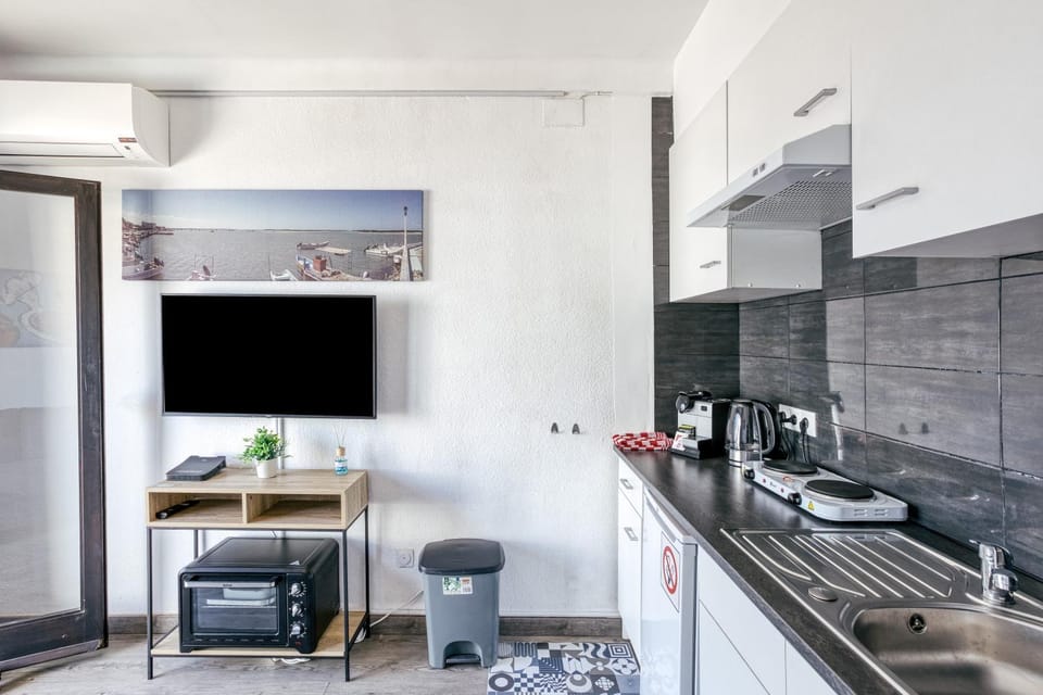 Kitchen or kitchenette, Living room