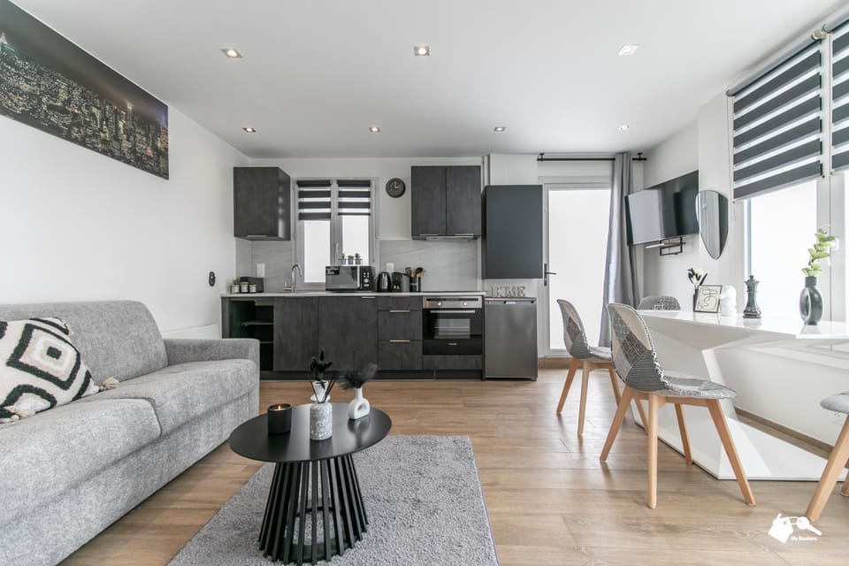 Living room, pet friendly, stove