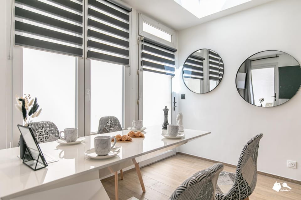 Kitchen or kitchenette, Living room, Seating area, Dining area, hair dresser