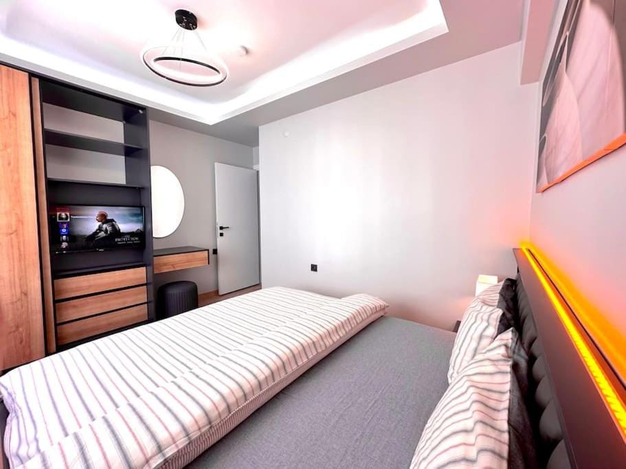 Bed, TV and multimedia, Bedroom
