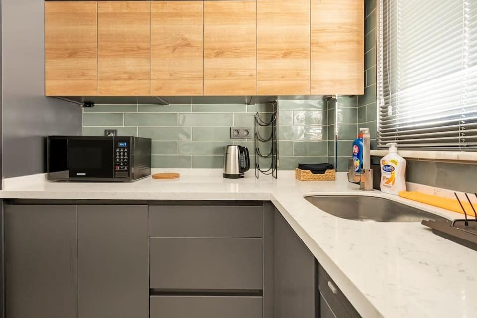 Coffee/tea facilities, Kitchen or kitchenette, dishwasher, oven, stove
