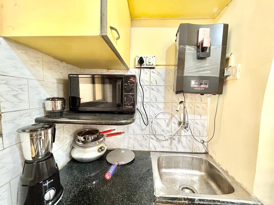 Kitchen or kitchenette, minibar, stove