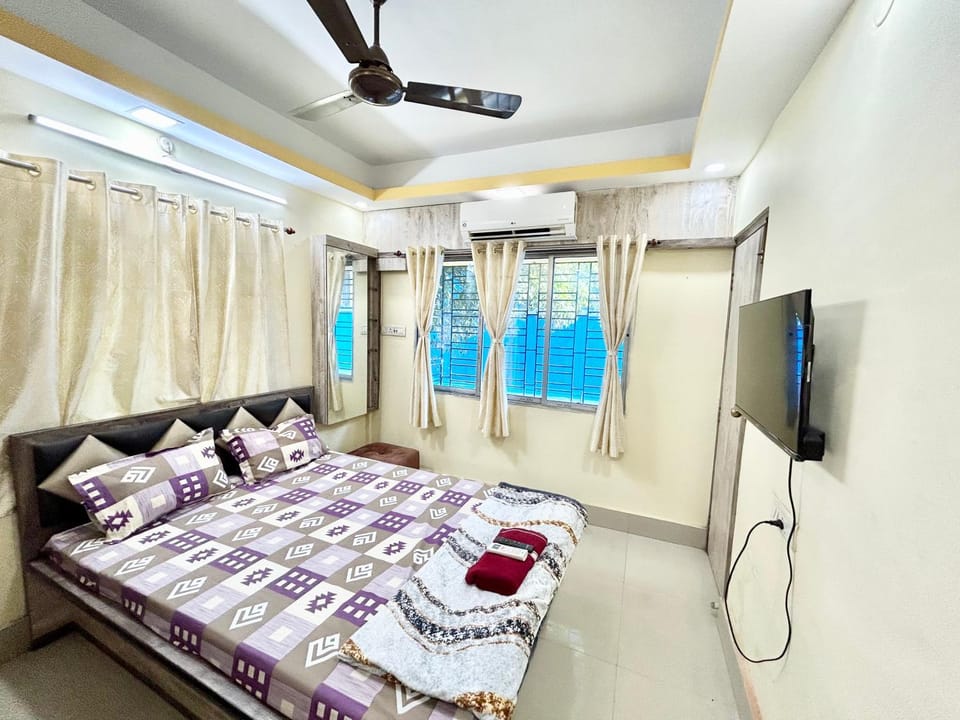 Bed, TV and multimedia, Photo of the whole room, Bedroom, fireplace, towels, air conditioner