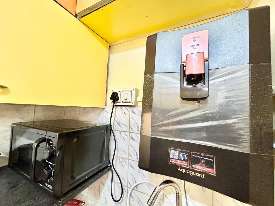 Kitchen or kitchenette, minibar