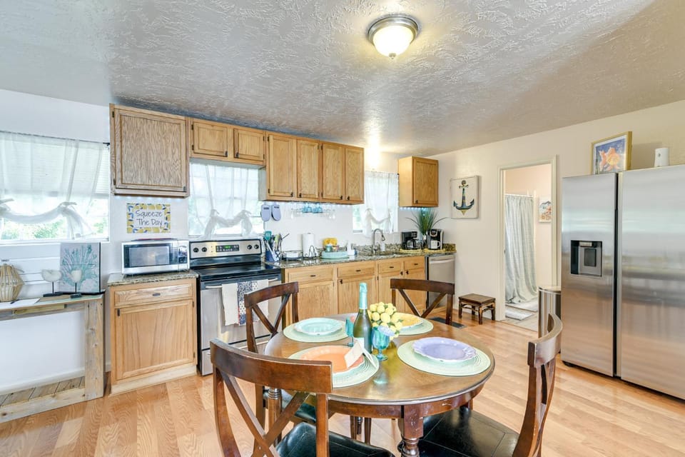 3 Mi to Boardwalk Bacliff Apartment with Hot Tub Apartment in Bacliff