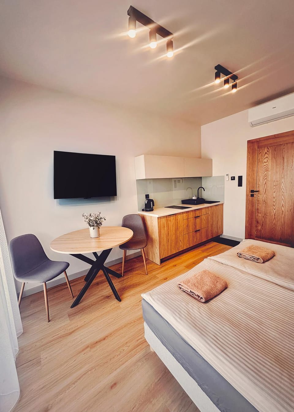 Bed, TV and multimedia, Kitchen or kitchenette, Photo of the whole room, Bedroom