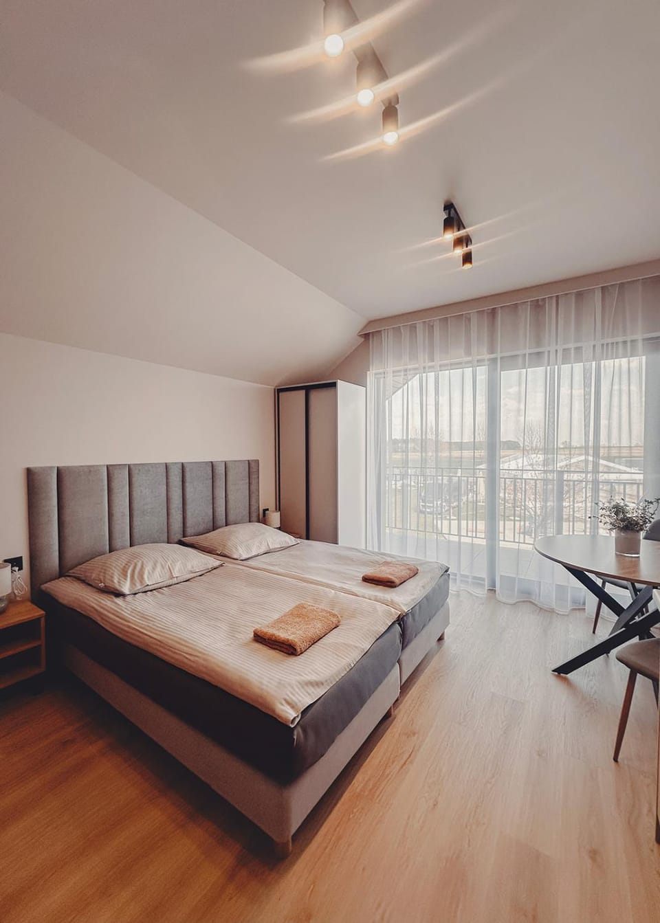 Bed, Living room, Photo of the whole room, Seating area, Bedroom