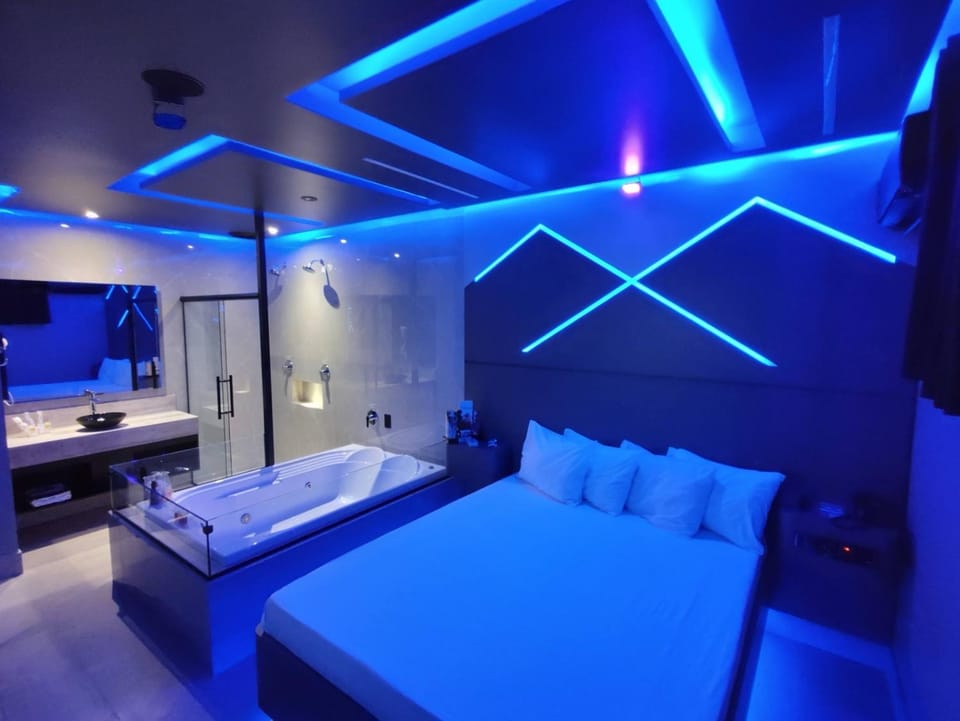 Shower, Bed, Hot Tub, Bathroom, Photo of the whole room, Bedroom, bidet, air conditioner