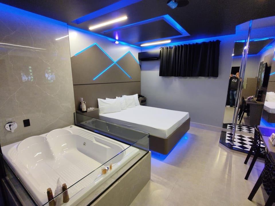Bed, Hot Tub, Photo of the whole room, Bedroom, air conditioner