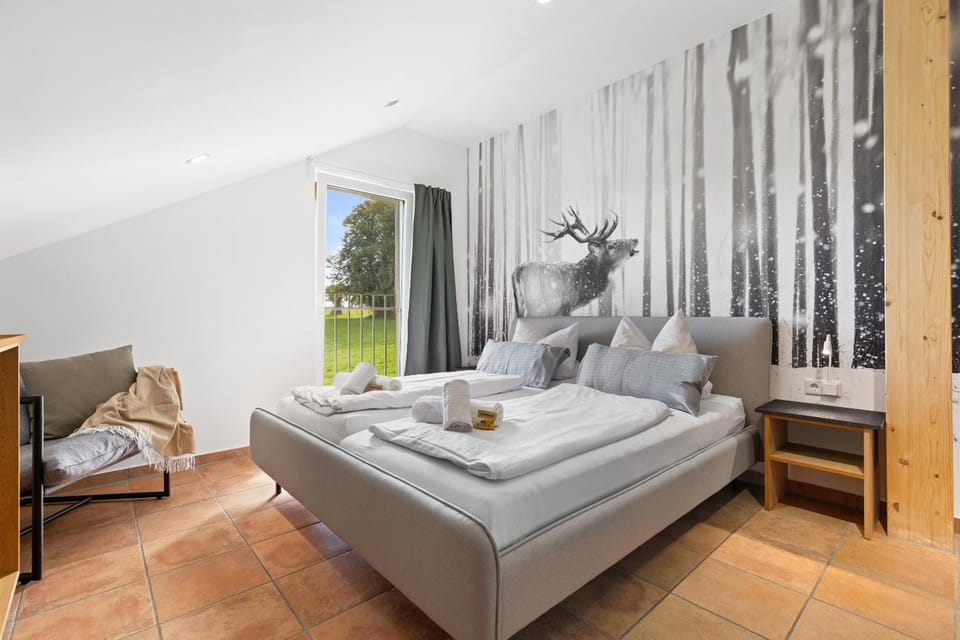 Bed, Seating area, Bedroom, Mountain view, internet, towels