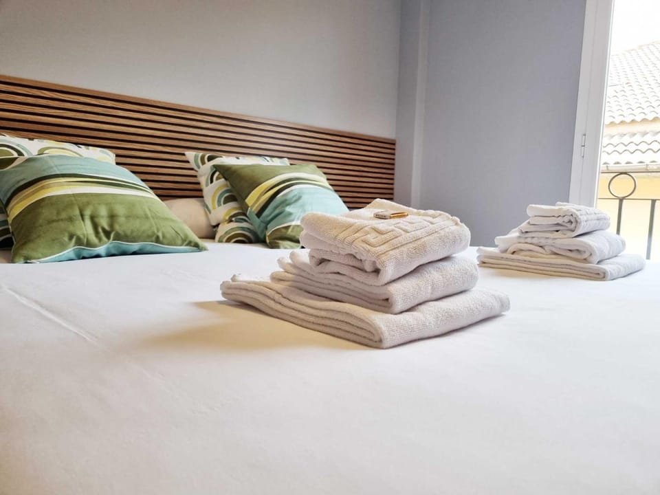 Bed, Photo of the whole room, Bedroom, towels