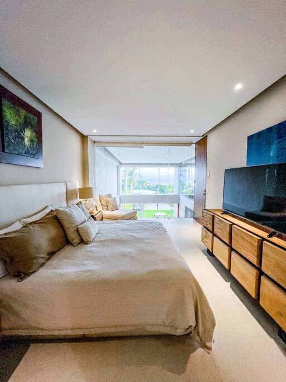 Bed, TV and multimedia, Photo of the whole room, Bedroom