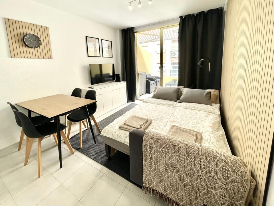 Bed, Photo of the whole room, Seating area