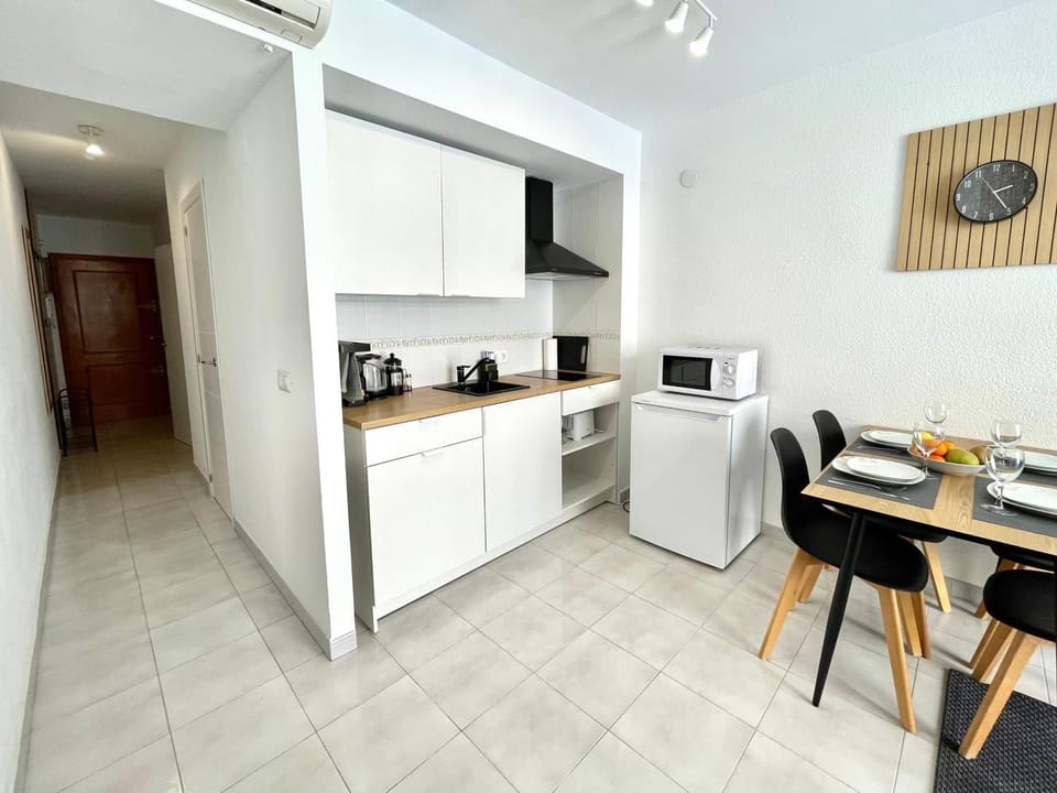 Coffee/tea facilities, Kitchen or kitchenette, minibar, stove
