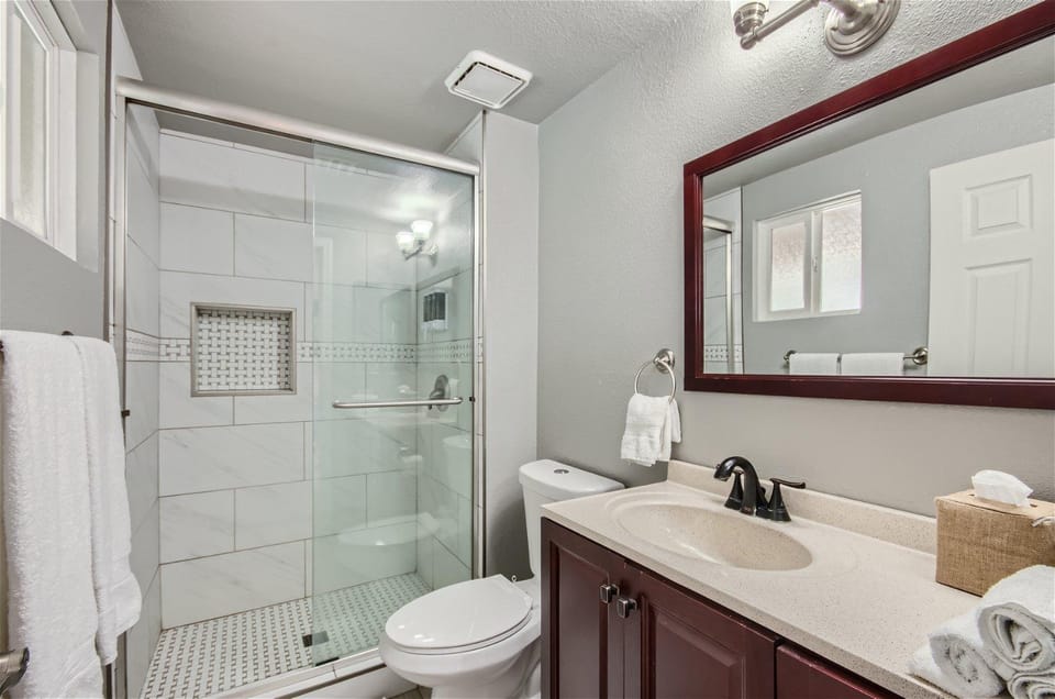Shower, Toilet, Bathroom, towels