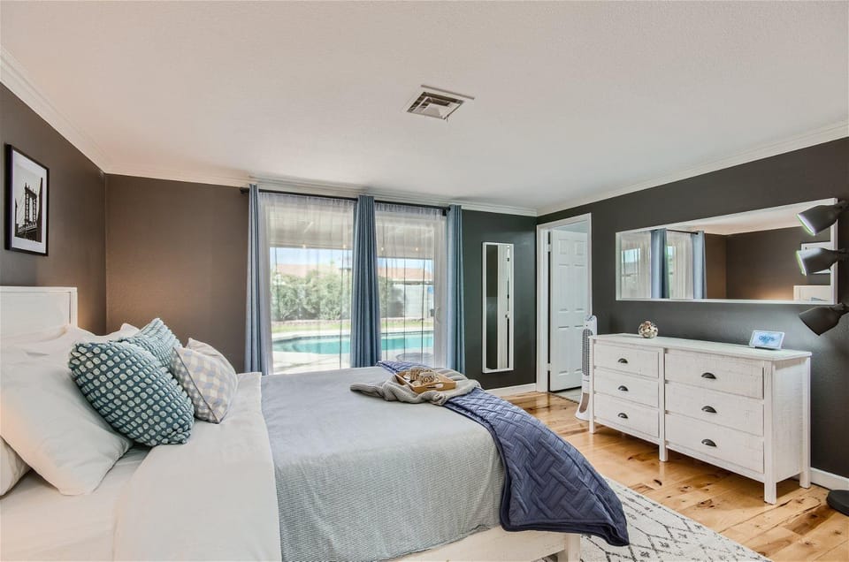 Bed, TV and multimedia, Photo of the whole room, Seating area, Bedroom