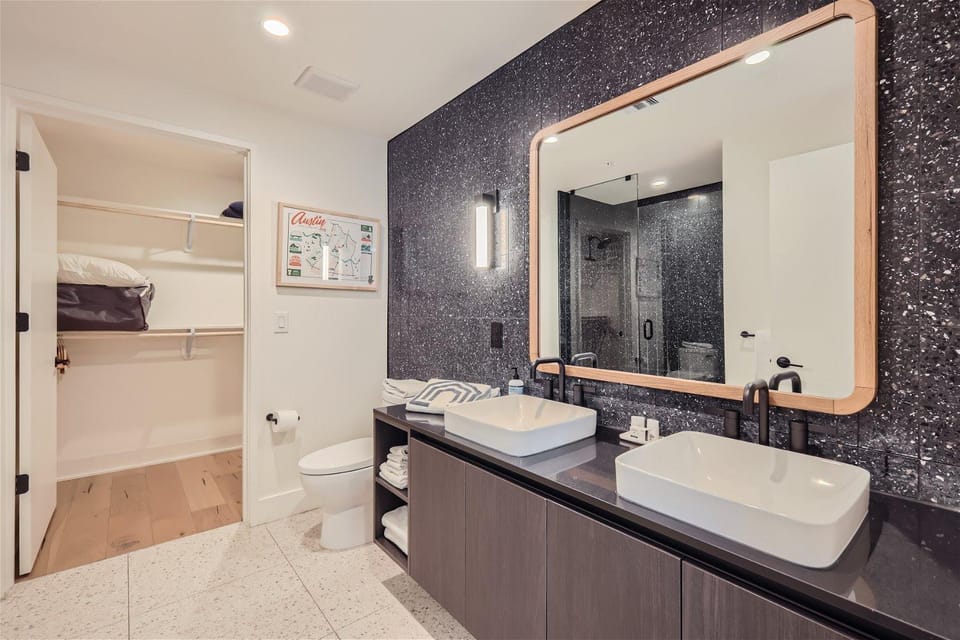 Shower, Toilet, Bathroom, towels