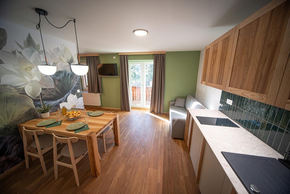 Kitchen or kitchenette, Dining area
