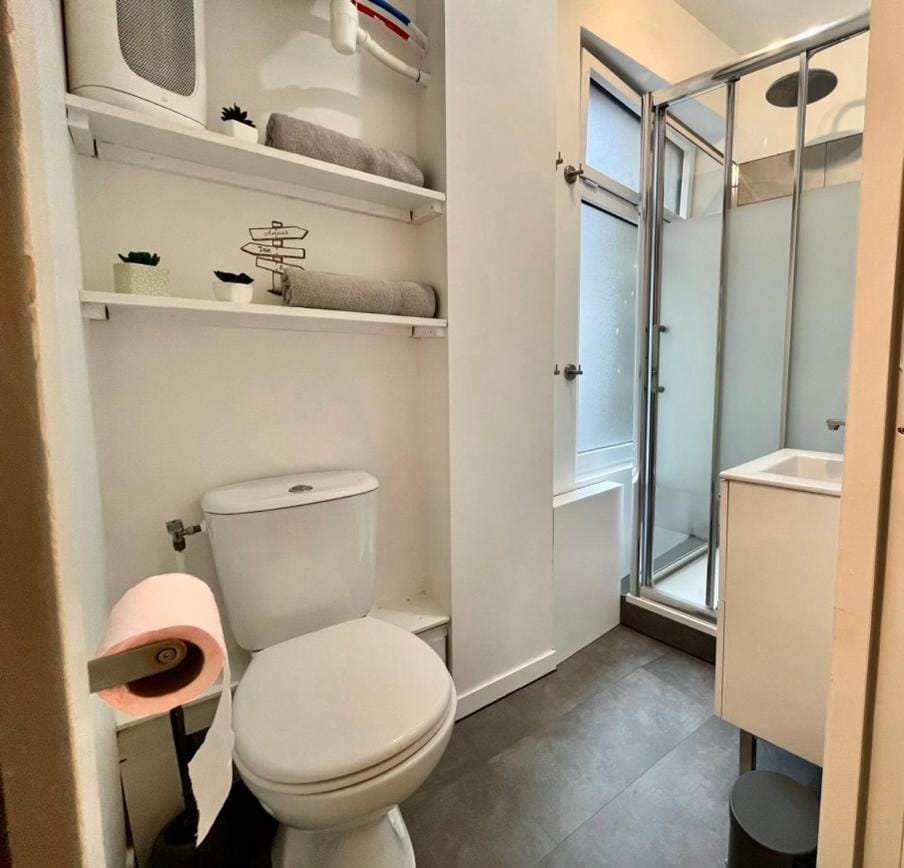 Shower, Toilet, Bathroom