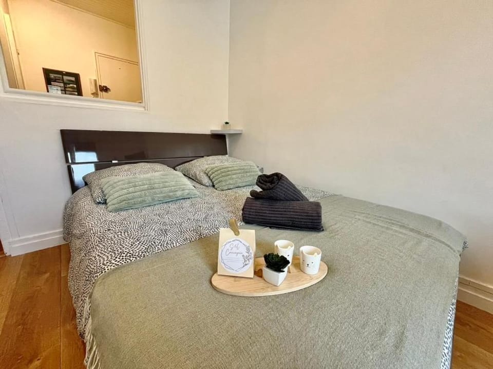 Bed, Bedroom, towels